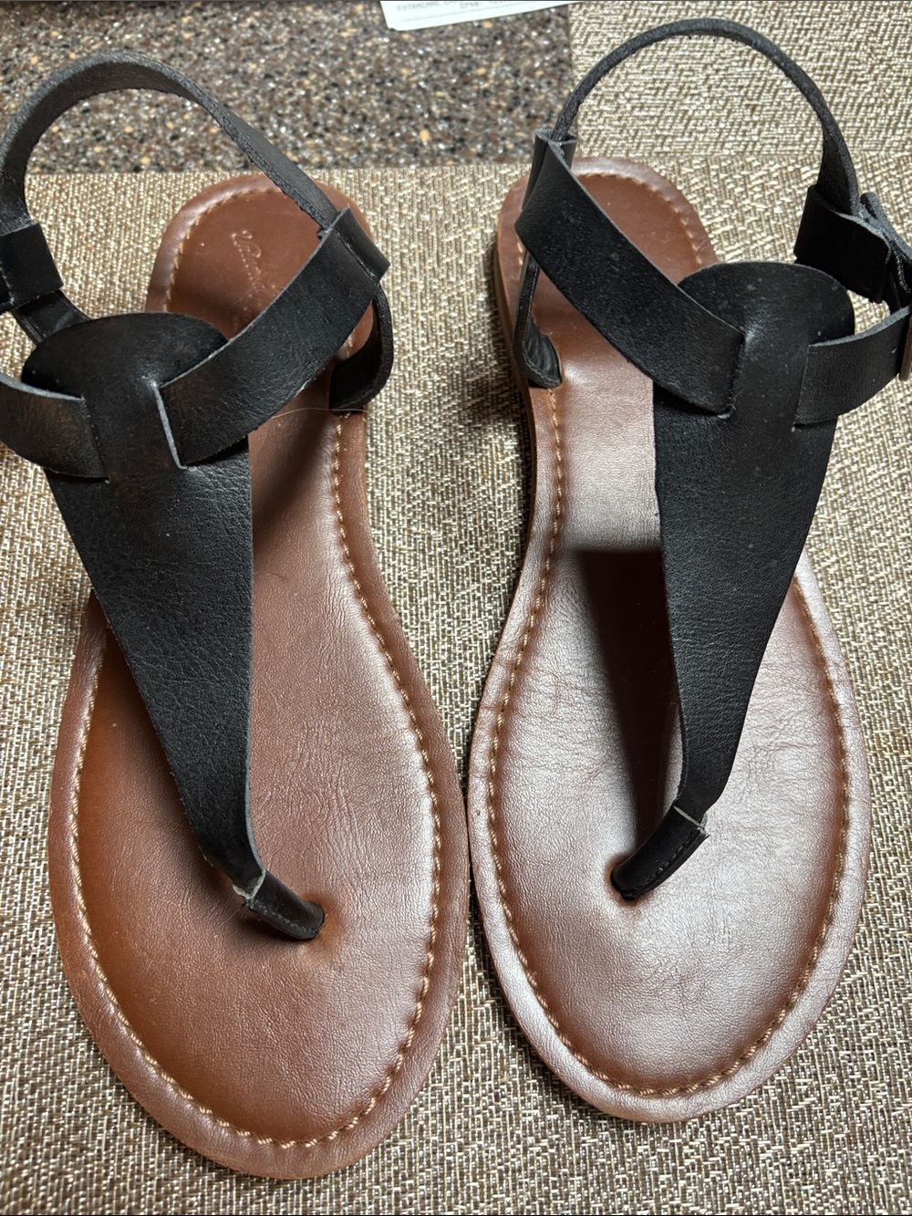 Universal Thread Black T-Strap Sandals with Brown Footbed